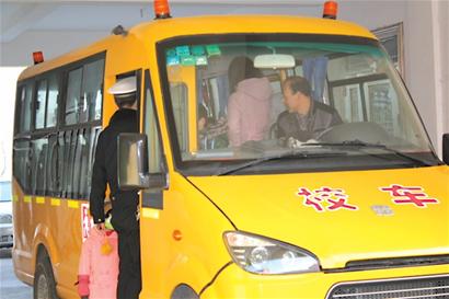 微面刷黃漆戴警燈高仿校車 學(xué)生嚴(yán)重超員 微面刷黃漆戴警燈高仿校車 學(xué)生嚴(yán)重超員