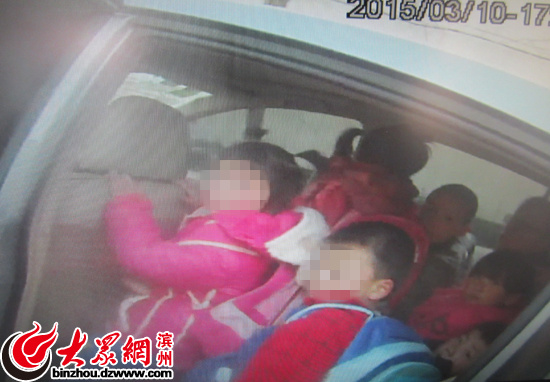 核載5人轎車竟“塞了”10個(gè)人 沾化交警依法扣留