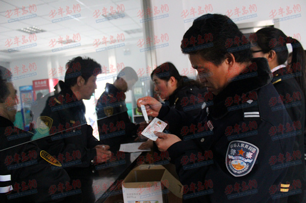 萊西校車防“毒駕” 98名駕駛員接受毒品測試 (圖) 萊西校車防“毒駕” 98名駕駛員接受毒品測試 (圖)