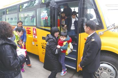 10輛“大鼻子”開進(jìn)民辦學(xué)校 本報訊 青島財經(jīng)日報/青島財經(jīng)網(wǎng)記者 宋大偉 通訊員 譚喬之 張文慧