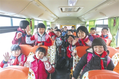 農(nóng)村學生上學路遭遇“真空地帶” 農(nóng)村學生上學路遭遇“真空地帶”