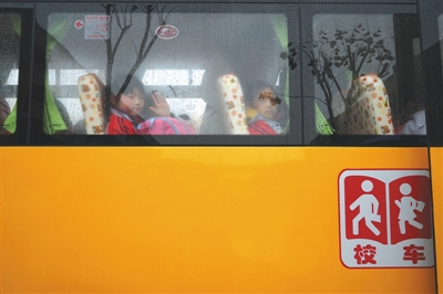 農(nóng)村學生上學路遭遇“真空地帶” 農(nóng)村學生上學路遭遇“真空地帶”