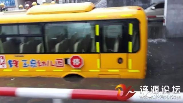 幼兒園校車橋下被淹，網(wǎng)友現(xiàn)場緊急救援