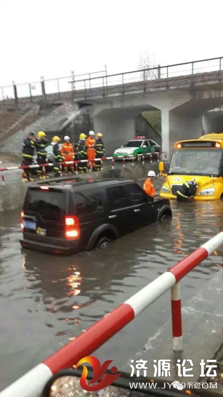 幼兒園校車橋下被淹，網(wǎng)友現(xiàn)場緊急救援