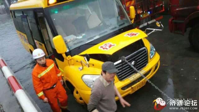 幼兒園校車橋下被淹，網(wǎng)友現(xiàn)場緊急救援