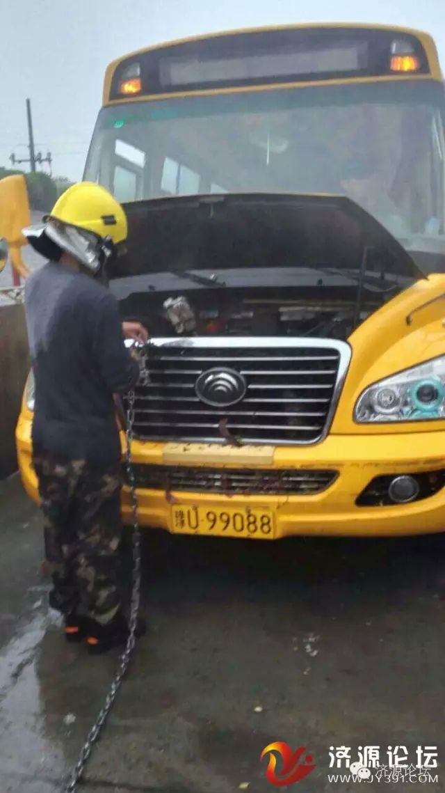 幼兒園校車橋下被淹，網(wǎng)友現(xiàn)場緊急救援