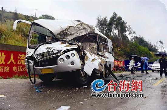 中巴車頭嚴(yán)重扭曲