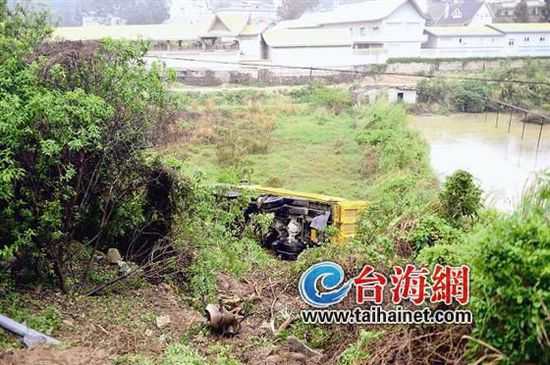 土方車翻倒在公路下方的田里