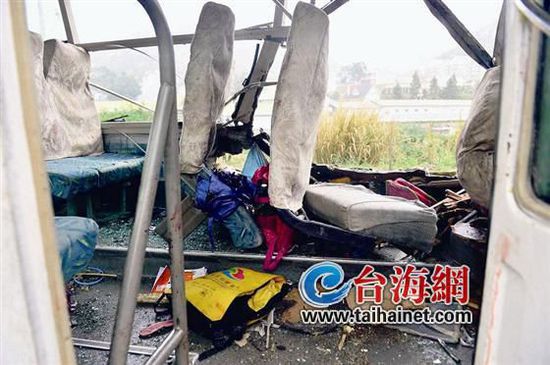 中巴車內(nèi)一片狼藉