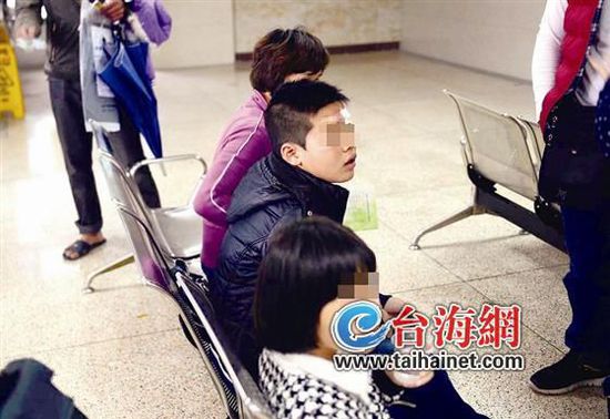 學(xué)生們在醫(yī)院處理傷口