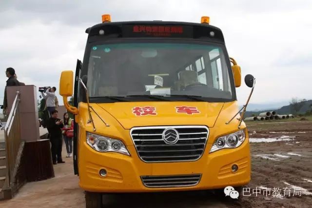 盤興物流向巴州十一小高眉校區(qū)捐贈校車/ 盤興物流向巴州十一小高眉校區(qū)捐贈校車