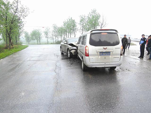 兼職”校車與奧迪車迎面相撞 致7人受傷 兼職”校車與奧迪車迎面相撞 致7人受傷