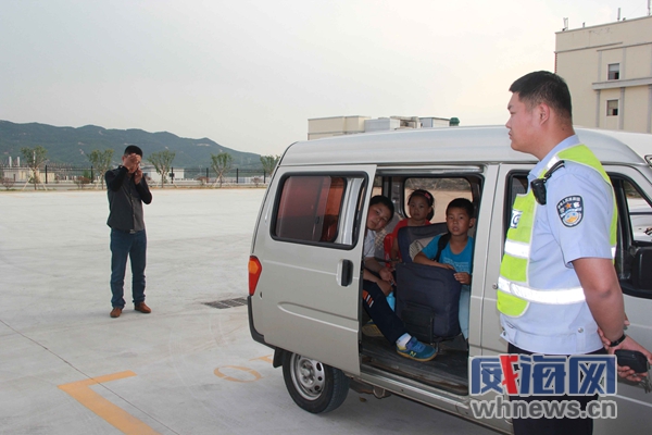 威海交警路巡 逮住一輛無合法資質(zhì)黑校車