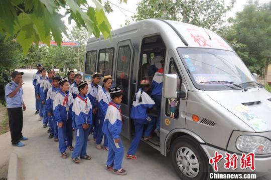 孩子乘校車(chē)回家。有了校車(chē)以后，村里面孩子的入學(xué)率和升學(xué)率都也高了，孩子的成績(jī)也有了提高。 崔志堅(jiān) 攝