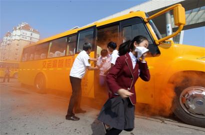 “起火了，同學們用毛巾捂住口鼻，抓緊從前門、后門下車?！弊蛉障挛?，交運黃島汽車總站聯(lián)合開發(fā)區(qū)消防大隊、開發(fā)區(qū)育才中學，開展了大規(guī)模的消防應急演練活動。