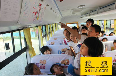 萊西：校車(chē)上的防溺水教育畫(huà)展