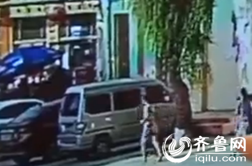 監(jiān)控畫面顯示，9小時(shí)后，幼兒園工作人員才發(fā)現(xiàn)車內(nèi)的女童（視頻截圖）