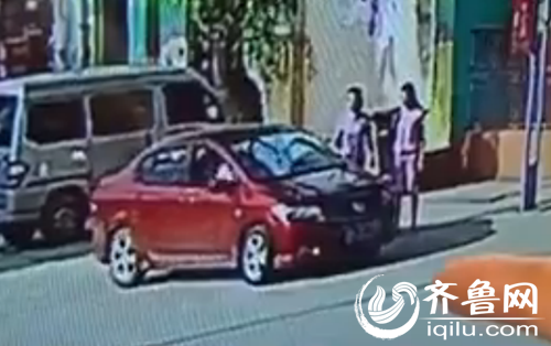 車輛緊張駛往醫(yī)院（視頻截圖）