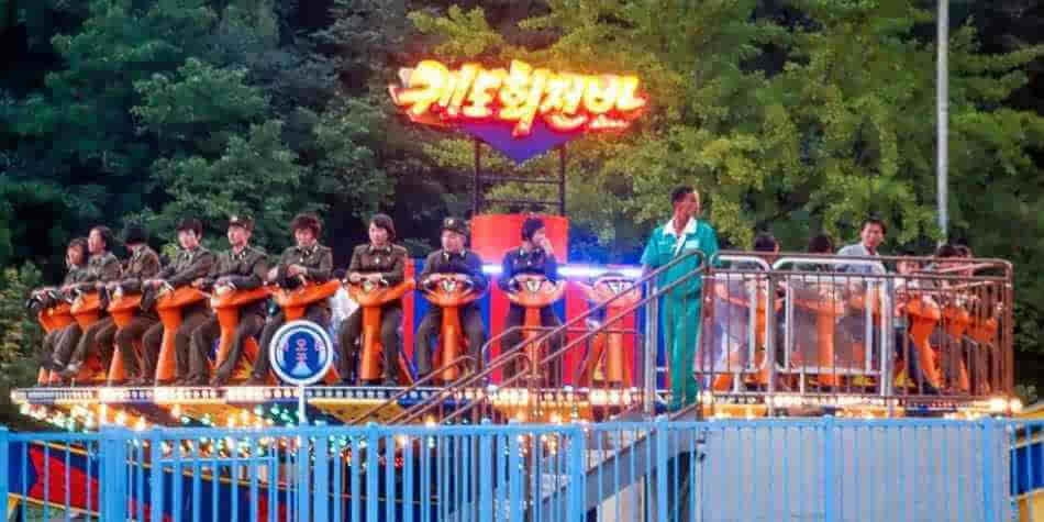 老外游朝鮮時(shí)拍的照片 校車畫面有點(diǎn)驚人