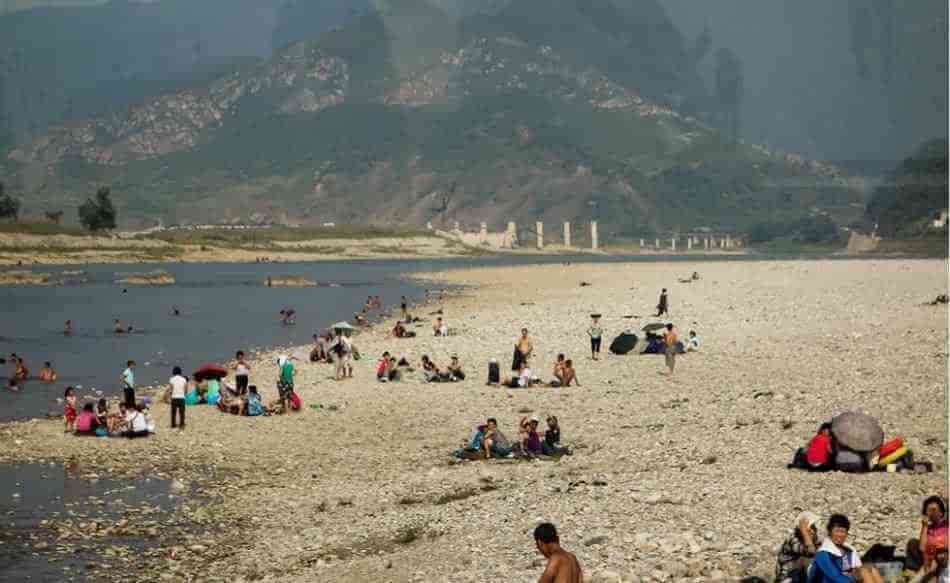 老外游朝鮮時(shí)拍的照片 校車畫面有點(diǎn)驚人