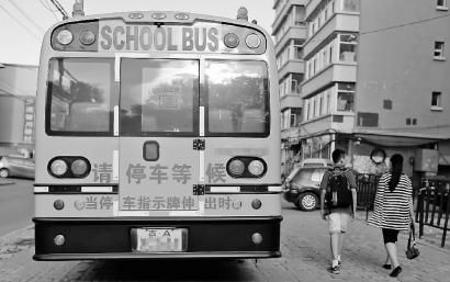 停在街邊的校車。隨著新學(xué)期的開始，很多家長發(fā)現(xiàn)校車被取消了 新文化記者 孫立國 攝 