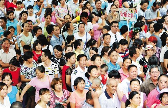 ?？诮鸨P實(shí)驗(yàn)學(xué)校門口接送孩子的家長。記者 劉孫謀 攝