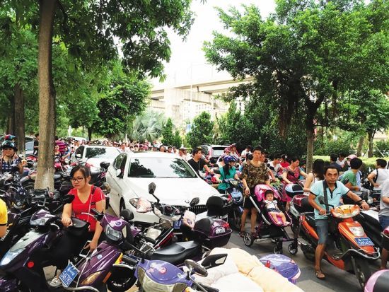 秋季開學(xué)時，海師附小前擠滿了接送孩子的各類車輛。 記者 洪寶光 攝