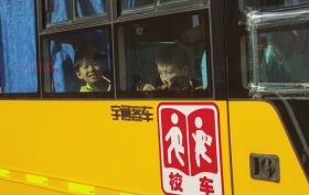企業(yè)為員工子女提供“校車”服務(wù)值得一贊