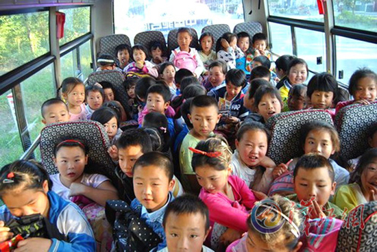 大膽黑校車：核載19人，塞了63名兒童！