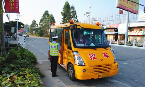 校車上坐著12名小學(xué)生 司機(jī)竟然酒后駕駛 校車上坐著12名小學(xué)生 司機(jī)竟然酒后駕駛