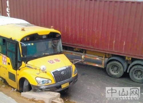 集裝箱貨車與校車相撞所幸車上學生無人受傷