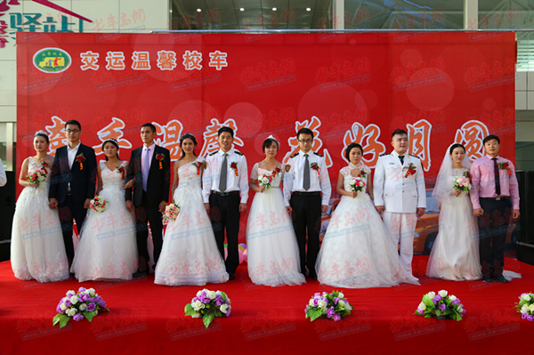 緣定校車牽手溫馨 6對新人上演“校車婚禮”