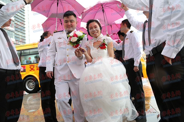 緣定校車牽手溫馨 6對新人上演“校車婚禮”