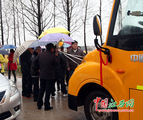 昨日下午1時許，6輛校車被攔截在藍田宋家路段的岔道上。其中一輛校車載著17名學(xué)生和1名老師，最后由警方派車把人轉(zhuǎn)運。下午1時38分，一輛贛L56260校車也被攔截，車上有師生19人。數(shù)十名攔車人員稱，校車把他們班線的客源搶了，股東們才自發(fā)組織起來攔截校車。