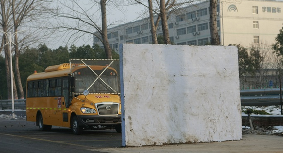 宇通校車穿墻而過僅車前臉部分破損 小伙伴們驚呆了 宇通校車穿墻而過僅車前臉部分破損 小伙伴們驚呆了