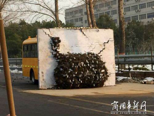 瘋狂校車直面瘋狂測試 宇通表示很淡定 瘋狂校車直面瘋狂測試 宇通表示很淡定