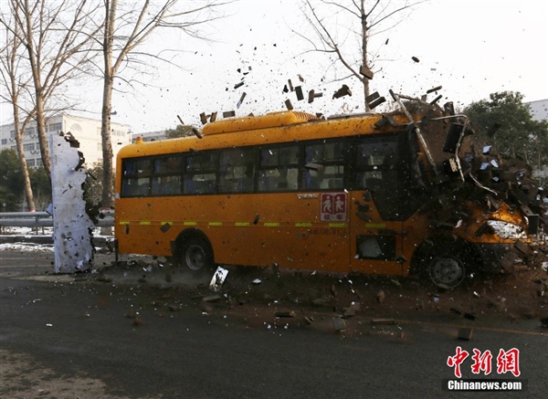 直擊國內(nèi)校車安全測試：高速撞墻而過不壞