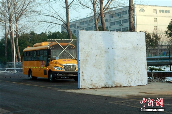 直擊國內(nèi)校車安全測試：高速撞墻而過不壞