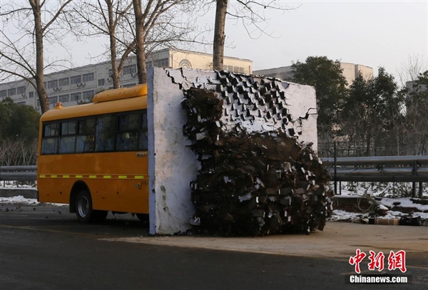 直擊國內(nèi)校車安全測試：高速撞墻而過不壞