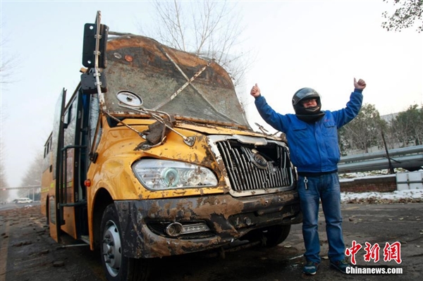 直擊國內(nèi)校車安全測試：高速撞墻而過不壞
