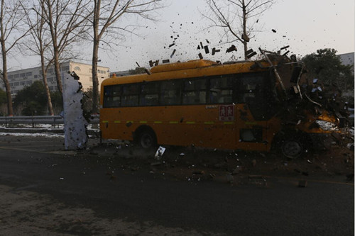 客戶見(jiàn)證校車碰撞試驗(yàn) 宇通校車成功挑戰(zhàn)撞墻測(cè)試 客戶見(jiàn)證第一碰 宇通校車成功挑戰(zhàn)撞墻測(cè)試