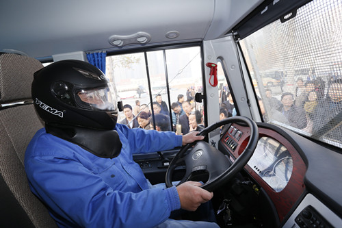 客戶見(jiàn)證校車碰撞試驗(yàn) 宇通校車成功挑戰(zhàn)撞墻測(cè)試 客戶見(jiàn)證第一碰 宇通校車成功挑戰(zhàn)撞墻測(cè)試
