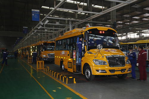 客戶見(jiàn)證校車碰撞試驗(yàn) 宇通校車成功挑戰(zhàn)撞墻測(cè)試 客戶見(jiàn)證第一碰 宇通校車成功挑戰(zhàn)撞墻測(cè)試