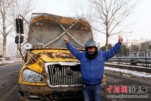 撞擊后能正常開啟車門 宇通校車成功挑戰(zhàn)撞墻測試 撞擊后能正常開啟車門 宇通校車成功挑戰(zhàn)撞墻測試
