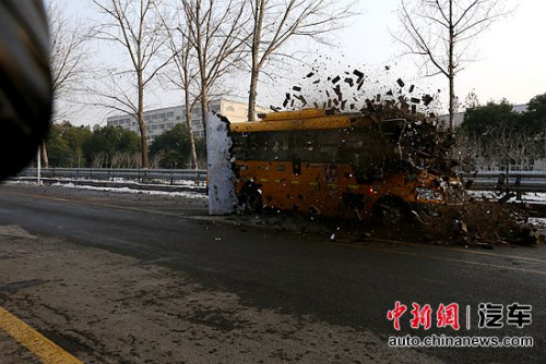 撞擊后能正常開啟車門 宇通校車成功挑戰(zhàn)撞墻測試 撞擊后能正常開啟車門 宇通校車成功挑戰(zhàn)撞墻測試