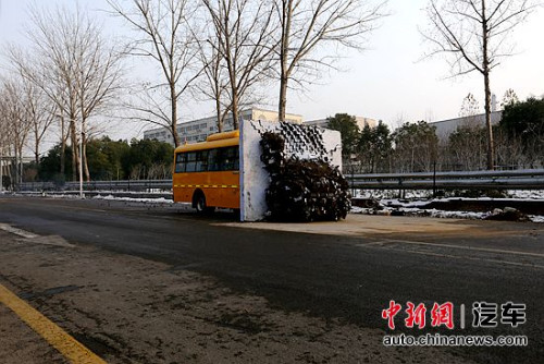 撞擊后能正常開啟車門 宇通校車成功挑戰(zhàn)撞墻測試 撞擊后能正常開啟車門 宇通校車成功挑戰(zhàn)撞墻測試