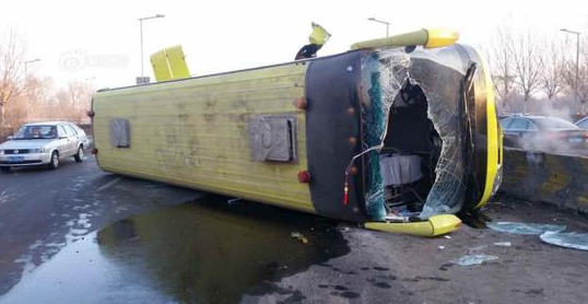 哈爾濱一中學(xué)校車側(cè)翻 擋風(fēng)玻璃碎裂