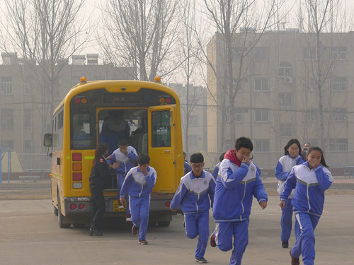 校車安全大講堂走進(jìn)平邑 安心校車攜手宇通護(hù)春蕾 校車安全大講堂走進(jìn)平邑 安心校車攜手宇通護(hù)春蕾