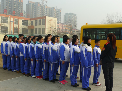 校車安全大講堂走進(jìn)平邑 安心校車攜手宇通護(hù)春蕾 校車安全大講堂走進(jìn)平邑 安心校車攜手宇通護(hù)春蕾