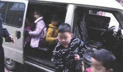 交警檢查，車內(nèi)挨個(gè)走出15個(gè)小學(xué)生。